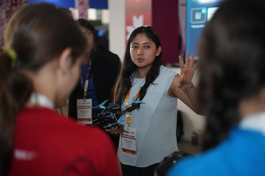 Expositora presentando un dron a visitantes