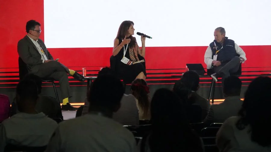 Panel de conversación en escenario principal