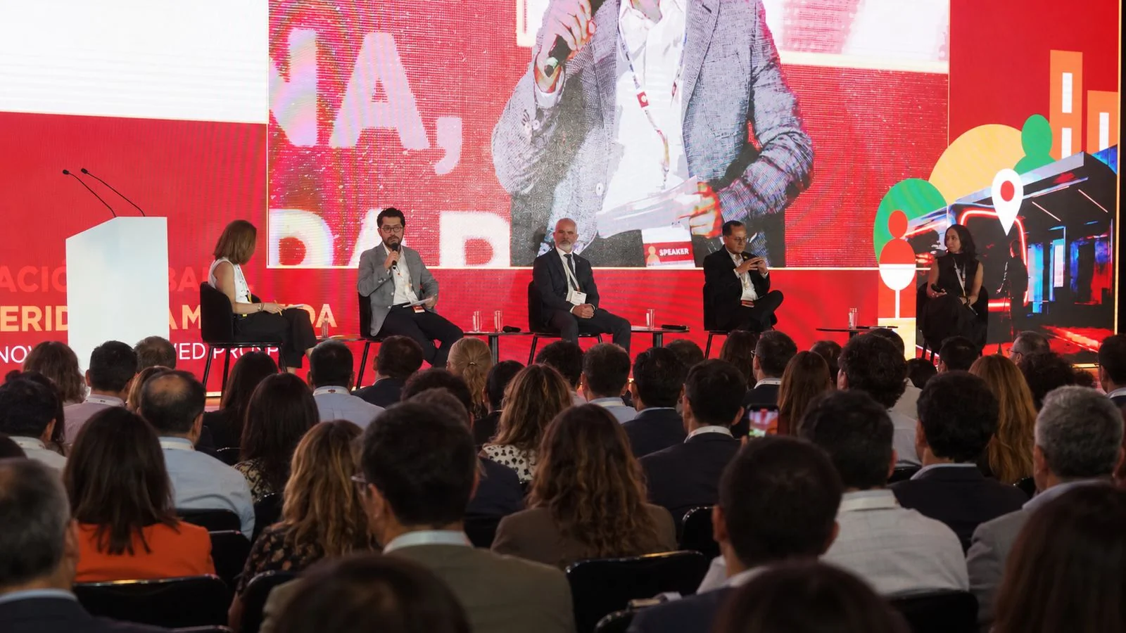 Panel de conversación en el escenario principal de Smart City Expo LATAM