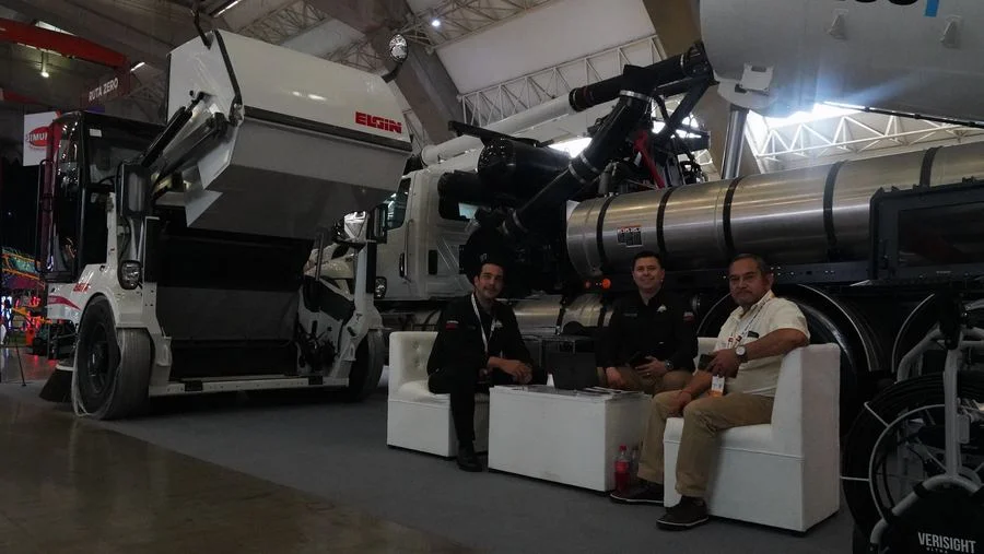 Proveedores junto a maquinaria urbana en su stand