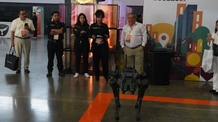 Robot cuadrúpedo en demostración ante el público