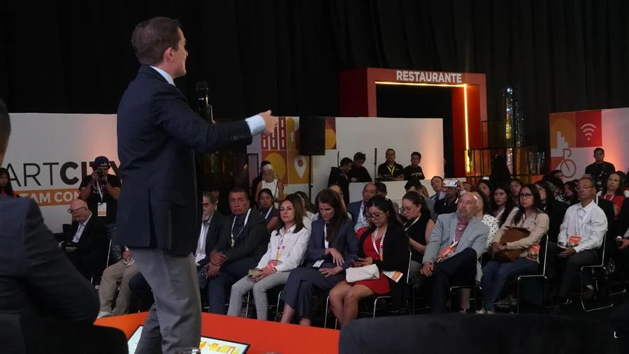 Speaker interactuando con el público
